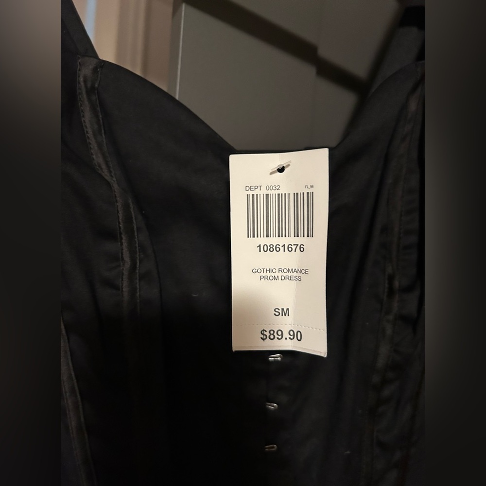 Hot Topic Black Lace Long-Sleeve
Velvet Hi-Low Gown (Prom Collection 2017) - Picture 4 of 10